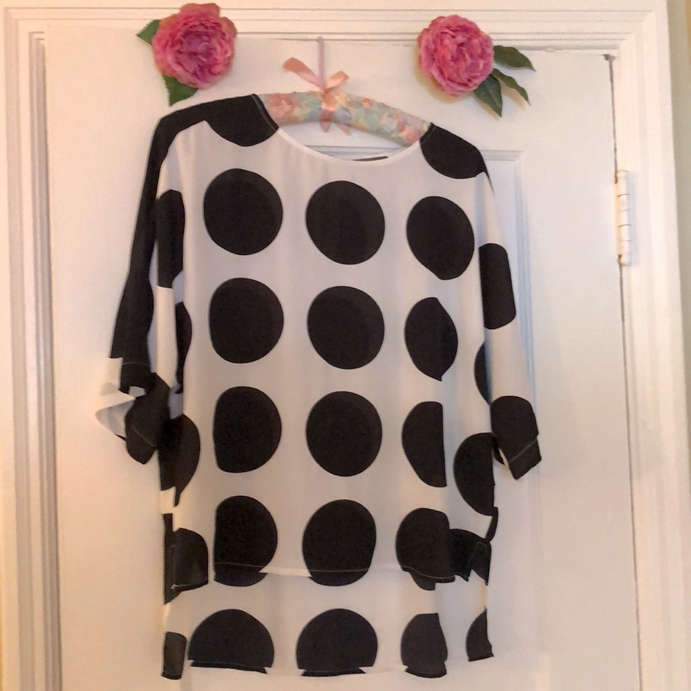 💕EUC Vince Camuto polka dots Top-PS